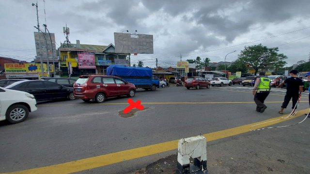 TKP kecelakaan maut dengan korban seorang wanita lansia di Jalan Urip Sumoharjo, Makassar, Senin (5/4/2021).