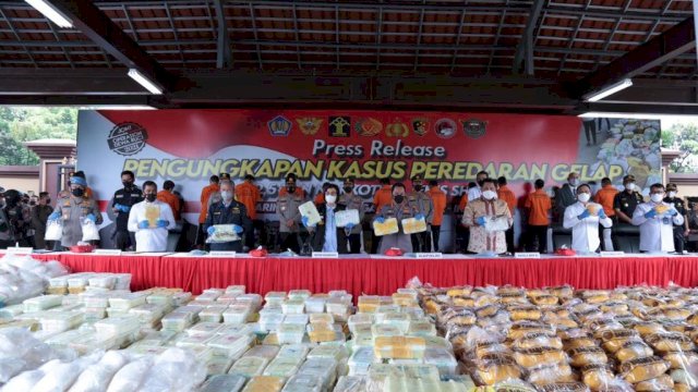 Press rilis pengungkapan kasus 2,5 ton narkoba jenis sabu-sabu, Rabu (28/4/2021).