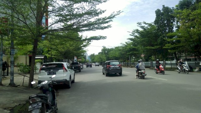 Pemandangan kendaraan yang parkir di salah satu bahu jalan di Makassar. 