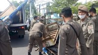 Tanpa Perlawanan, Lapak PKL di Jalan Pengayoman Makassar Dibongkar Satpol PP