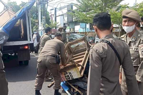 Tanpa Perlawanan, Lapak PKL di Jalan Pengayoman Makassar Dibongkar Satpol PP