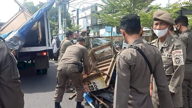 Penertiban lapak PKL di median Jalan Pengayoman, Makassar. 