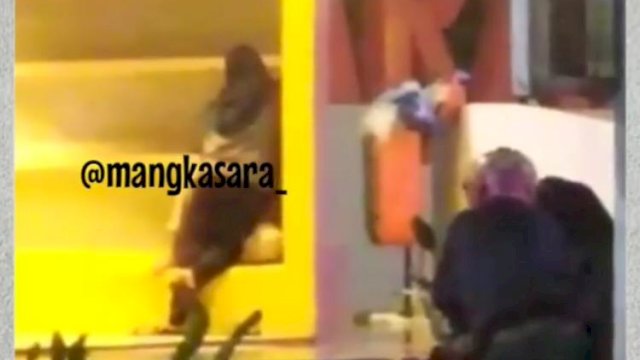 Tangkapan layar video diduga adegan mesum di Pantai Losari Makassar.