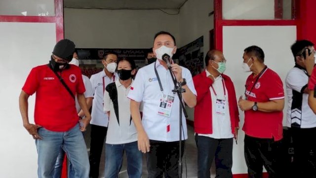 Ketua Umum PSSI, Mochamad Iriawan saat mengunjungi Balai Persis Solo, Senin (19/4/2021). (foto:bolasport)