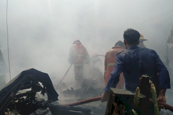 Kebakaran di Kelurahan Karuwisi Makassar, Damkar Kesulitan Akses Jalan Sempit dan Kerumunan Warga Menonton