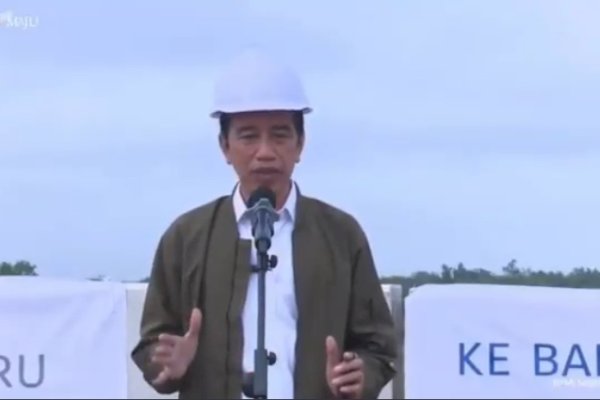 Jokowi Salah Sebut Provinsi Padang Saat Tinjau Jalan Tol Sumatera