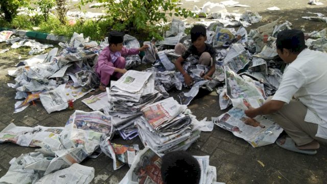 Pemulung Berburu Koran Bekas Salat Idul Fitri di Masjid Almarkas Makassar