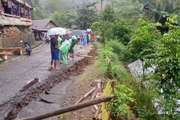 VIDEO Detik-detik Satu Unit Rumah Terbawa Tanah Longsor di Sinjai