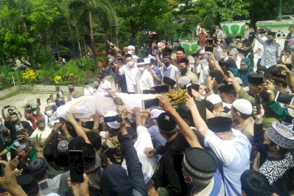 Ribuan Jamaah Salati Jenazah AGH Sanusi Baco di Masjid Raya Makassar
