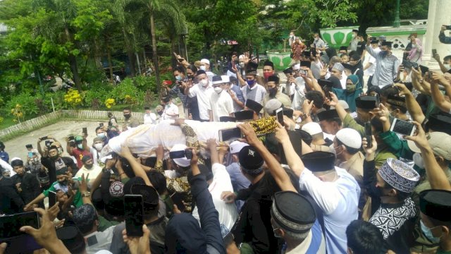 Jenazah AGH Sanusi Baco saat akan diantar ke pemakaman di Kabupaten Maros