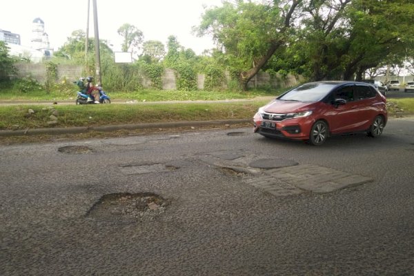 Hati-hati! Mulai RS Siloam Sampai Mal GTC, Ada 117 Lubang di Sepanjang Jalan Metro Tanjung Bunga Makassar