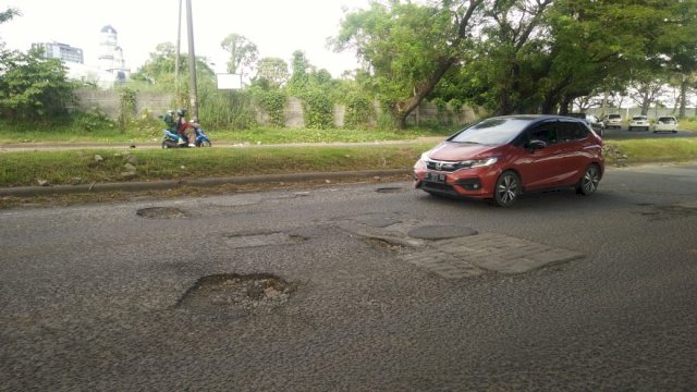 Hati-hati! Mulai RS Siloam Sampai Mal GTC, Ada 117 Lubang di Sepanjang Jalan Metro Tanjung Bunga Makassar