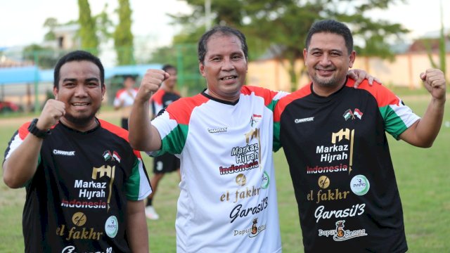 Dari kiri ke kanan: Ustadz Fakhrurrozi, Danny Pomanto dan Munafri Arifuddin di laga amal untuk Palestina, Lapangan Sekolah Pelayaran Barombong, Minggu (23/5/2021 ). 