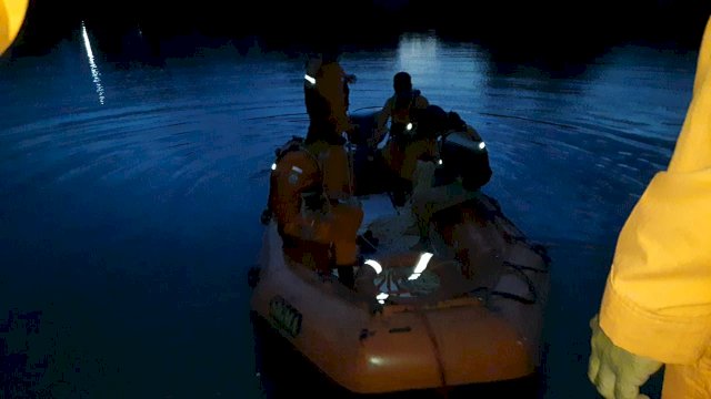 (Tim Basarnas melakukan pencarian bocah korban tenggelam di Sungai Jeneberang, Gowa, Sulsel, Rabu 19 Mei 2021)