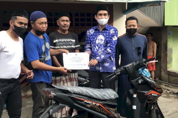 Sorak-sorakan Warga Saat Hadiah Motor Diberikan ke Warga: NasDem di Sulsel Membuktikan!