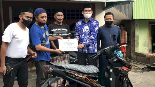 Ketua DPRD Makassar dari Partai NasDem Rudianto Lallo mengantar langsung hadiah utama Gebyar e-KTA NasDem.