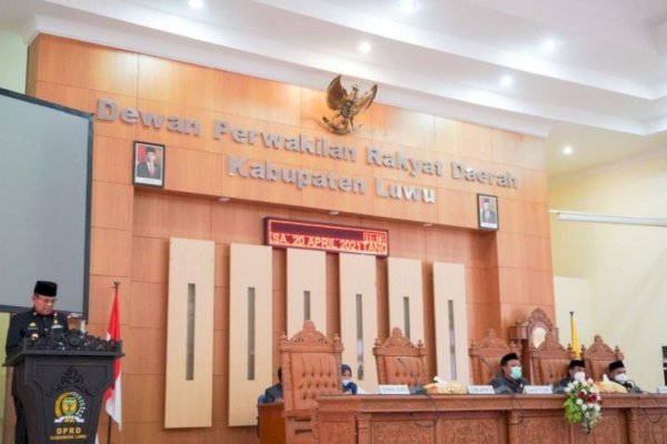 Bupati Luwu Basmin Mattayang Menyampaikan Pendapat Atas Ranperda Inisiatif DPRD