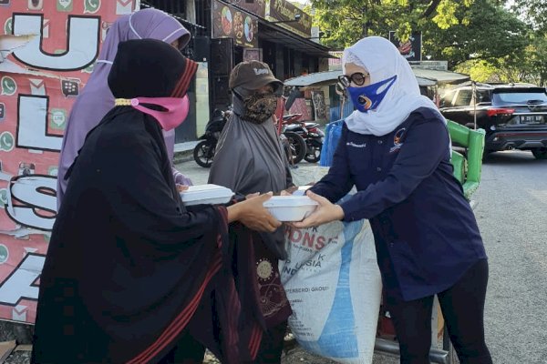 5 Potret Irma Trisnawati, Politisi Perempuan NasDem Sulsel yang Bagi Paket Berbuka Puasa Sembari Imbau Patuhi Prokes