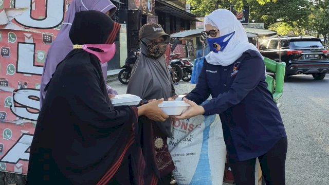 Politisi perempuan Partai NasDem Sulsel Irma Trisnawati Anwar berbagi paket berbuka puasa ke pengguna jalan.