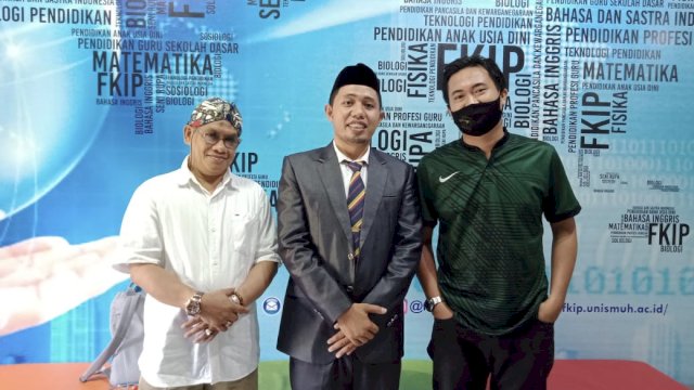 Wildhan Burhanuddin (tengah) usai dilantik sebagai Sekretaris Lembaga Kantor Urusan Internasional Unismuh Makassar