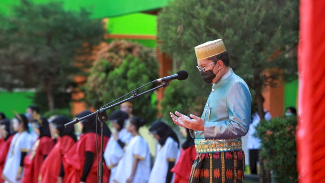 Walikota Makassar Danny Pomanto memimpin upacara peringatan Hardiknas di SMP 3, Makassar, Selasa (4/5/2021).