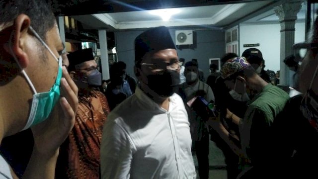 Walikota Makassar, Danny Pomanto, saat melayat ke rumah duka almarhum AGH Sanusi Baco. 