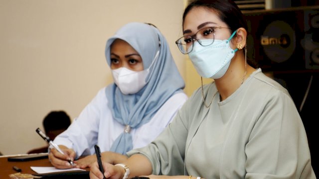 Legislator Golkar, Debbie Purnama Rusdin, kembali menggelar masa reses. Kali ini bersama konstituennya di Kecamatan Wajo di Hotel Miko, Jalan Banda Makassar, Jumat (7/5/2021).