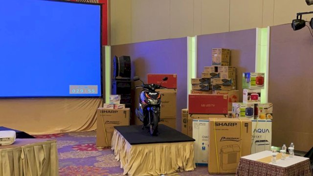 Ragam hadiah yang disiapkan untuk undian gebyar E-KTA NasDem Makassar.