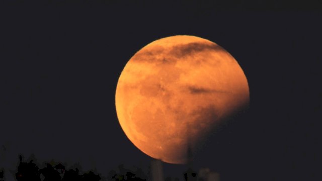 Foto gerhana bulan di langit Manado, Sulawesi Utara, pukul 17.56 Wita, Rabu (26/5/2021). (Foto: BMKG)