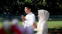 Presiden Jokowi dan Ibu Negara Salat Id di Istana Bogor