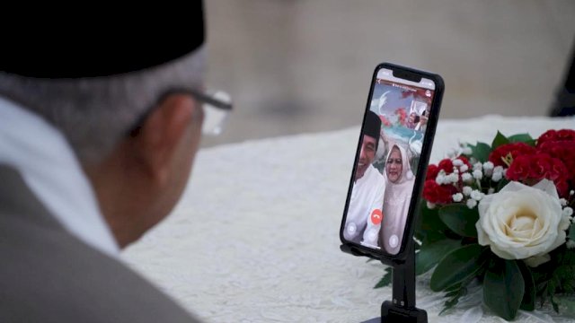 Presiden RI Joko Widodo dan Ibu Negara Iriana Joko Widodo, bersilaturahmi lewat video call dengan Wapres Ma'ruf Amin dan istri Ibu Wury. (Foto: Twitter Jokowi) 