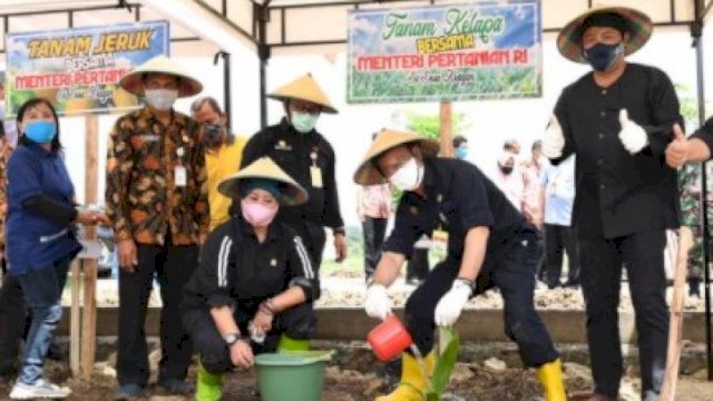 Mentan SYL Salurkan Bantuan Integrated Farming Berbasis Korporasi di Boyolali