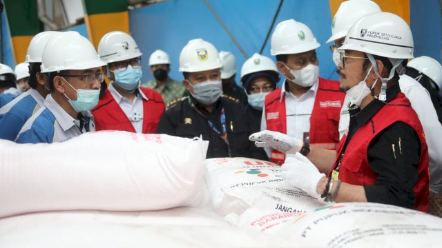 Kunjungi Pabrik Pusri, Mentan SYL Pastikan Kecukupan Pupuk Nasional