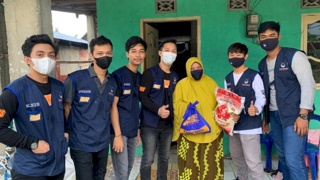 Aksi sosial NasDem Mileneal RMS berbagi sembako.