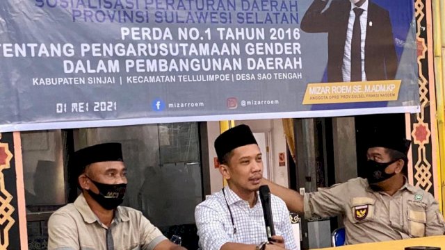 Anggota DPRD Sulsel fraksi NasDem, Mizar Roem, melakukan sosialisasi perda dengan warga di Desa Sao Tengah, Kecamatan Tellulimpoe, Sinjai, pada Sabtu (1/5/2021).