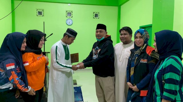 Komunitas Moto X RMS menyalurkan bantuan kepada Ponpes Tahfidzul Quran Darul Ilmi Pinrang.