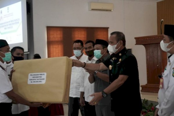 Yang Pertama di Luwu, Bupati Basmin Mattayang Melakukan Pembayaran Perdana PBB-P2 Tahun 2021