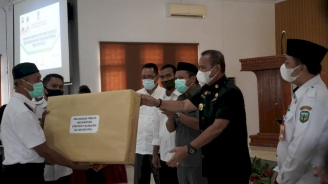 Yang Pertama di Luwu, Bupati Basmin Mattayang Melakukan Pembayaran Perdana PBB-P2 Tahun 2021