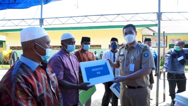 Pemkab Pangkep Salurkan Bantuan Sosial Insentif