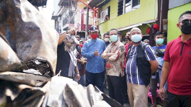 Bawa Bantuan, Plt Gubernur Sulsel Sisir Lokasi Kebakaran Padat Penduduk di Tinumbu