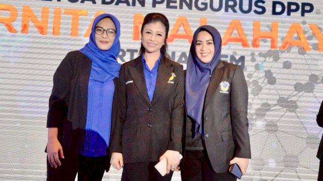 Ketua Umum DPP Garnita NasDem Indira Chunda Thita Syahrul (tengah) dan Ketua DPW Garnita Sulsel A Rachmatika Dewi alias Cicu (kiri)
