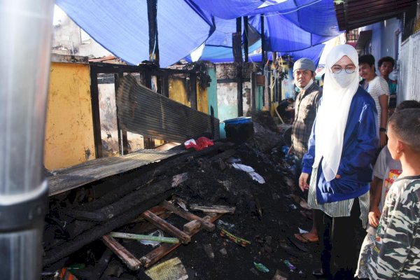 Ketua NasDem Makassar Cicu Datang Beri Semangat hingga Santuni Korban Kebakaran yang Hanguskan 28 Rumah