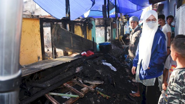 Ketua NasDem Makassar Cicu Datang Beri Semangat hingga Santuni Korban Kebakaran yang Hanguskan 28 Rumah