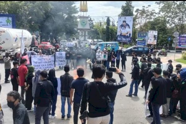 Unjukrasa Mahasiswa di Barru Sulsel, Teriak &#8220;Copot Kadishub Cabul..!&#8221; 