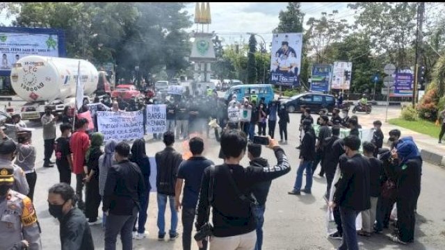 Unjukrasa mahasiswa di Kabupaten Barru, Sulsel, terkait dugaan tindak pidana pencabulan oleh Kadishub. 