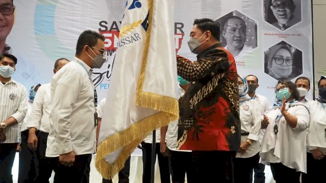 Abdul Hayat Kukuhkan Pengurus Four SMAPAT Makassar