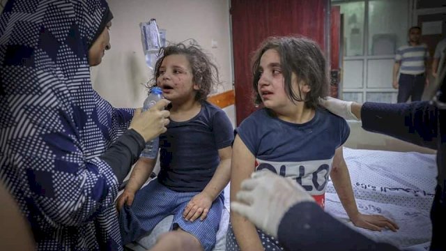 Anak-anak di Gaza, Palestina korban serangan bom Israel. (Foto: Twitter @LayanBaker) 