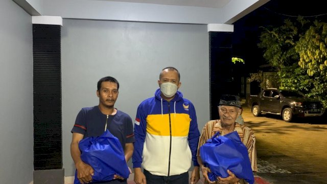 Bendahara NasDem Sulsel, Muh Sadar, memberikan paket lebaran untuk warga kurang mampu di Makassar, Minggu (9/5/2021).