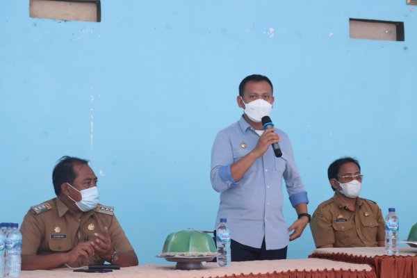 Bupati Salurkan Bantuan Pompa Air dan Alat Pertukangan untuk Warga Desa Parasangan Beru