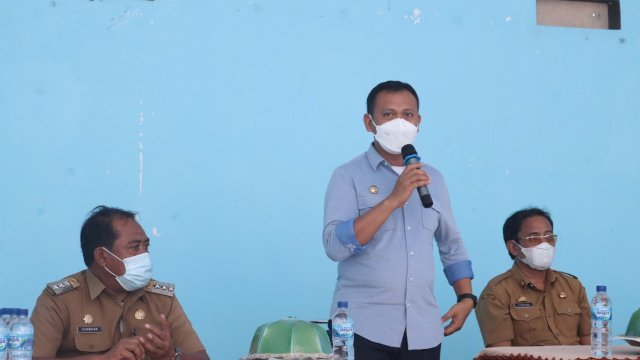 Bupati Salurkan Bantuan Pompa Air dan Alat Pertukangan untuk Warga Desa Parasangan Beru